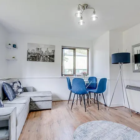 Canadawater-2Bedroom-1Bathroom-Wifi-Free Parking
